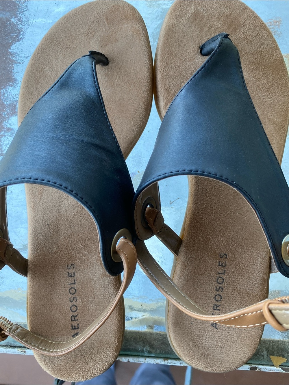 AEROSOLES Women’s size 10 Black and Brown Toe-Loop Sandals